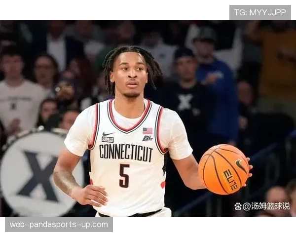 斯蒂芬·卡斯尔通过积极无球跑动拉开空间提升球队三分效率