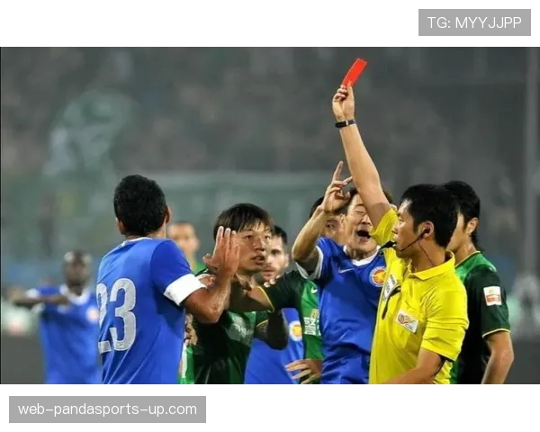 红牌判罚规则详解：关键违规行为与裁判执行标准