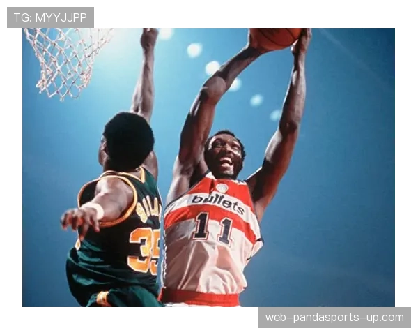 海耶斯低位强打改变防守布局，内线统治力拉开空间